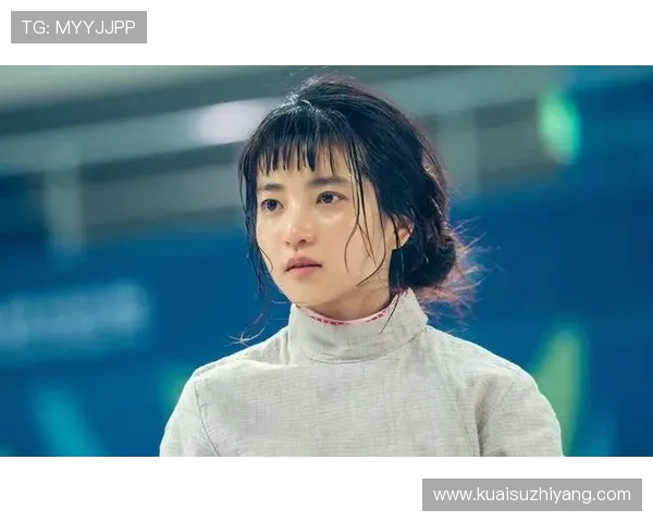 凯蒂·莱德基训练间隙突然变身厨神，这对比她泳池边的冷面笑容可真够反差的！