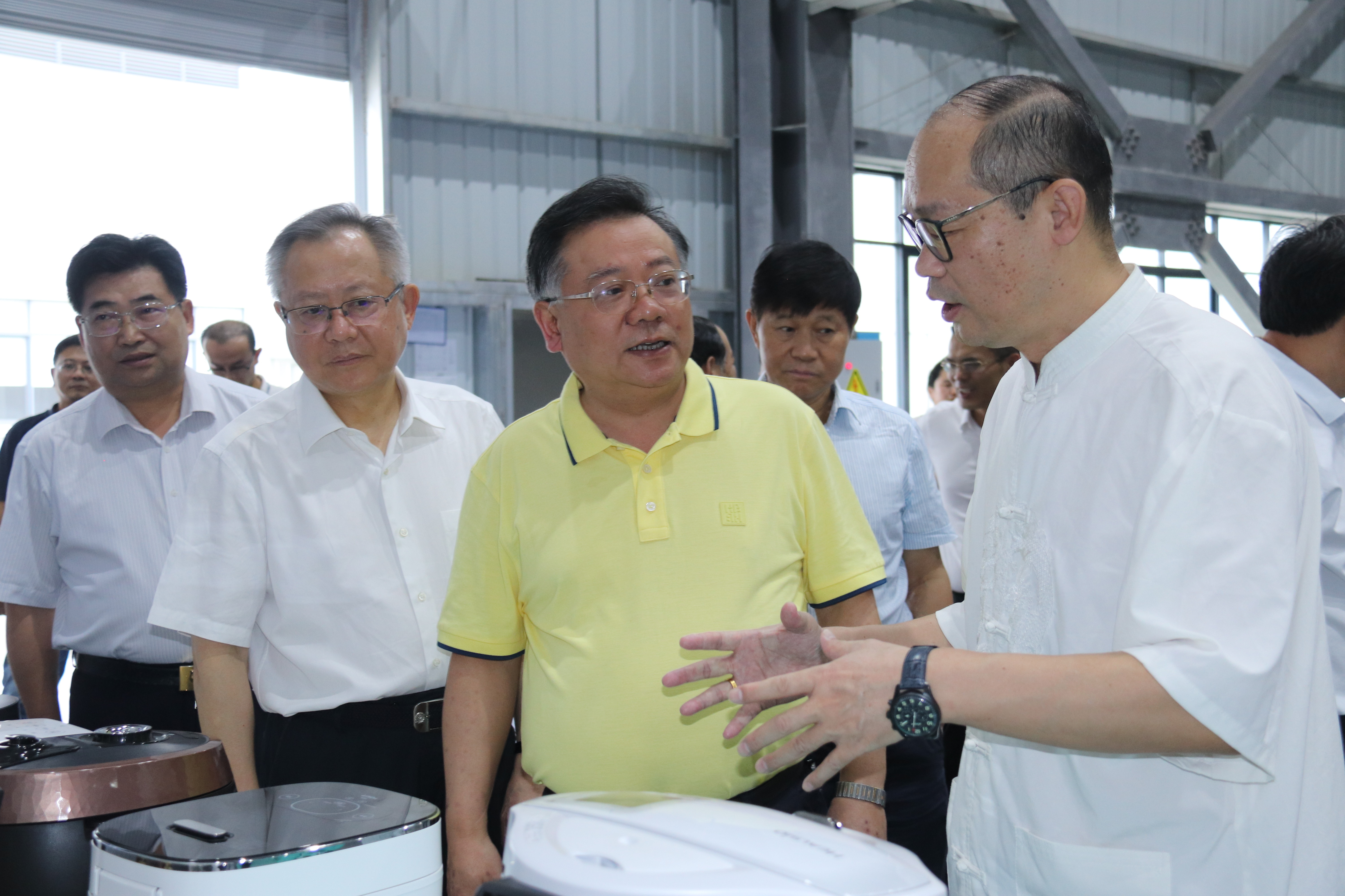 湖南省政协党组成员、副主席易鹏飞等省政协赴邵阳经开区bibo必博官网
产业项目调研团一行